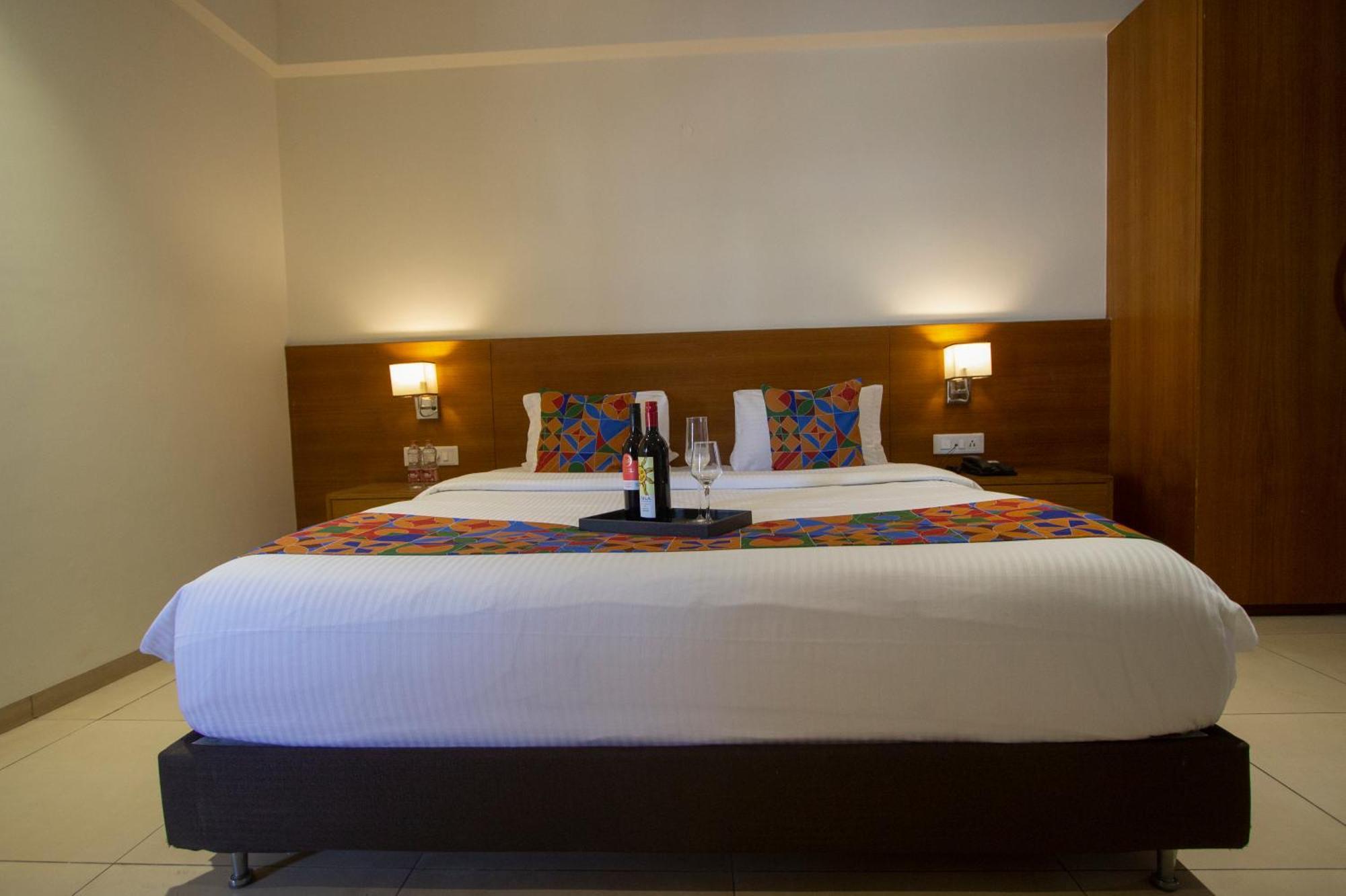 Monarch Express Chakan Hotel Bagian luar foto